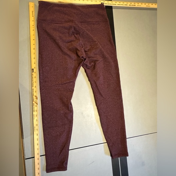 Women’s Old Navy Active Burgundy Chevron Print Leggings Size Large - Picture 5 of 6